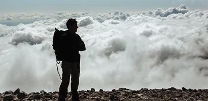 Un courtier abandonné en montagne par ses collègues lors d’un team building